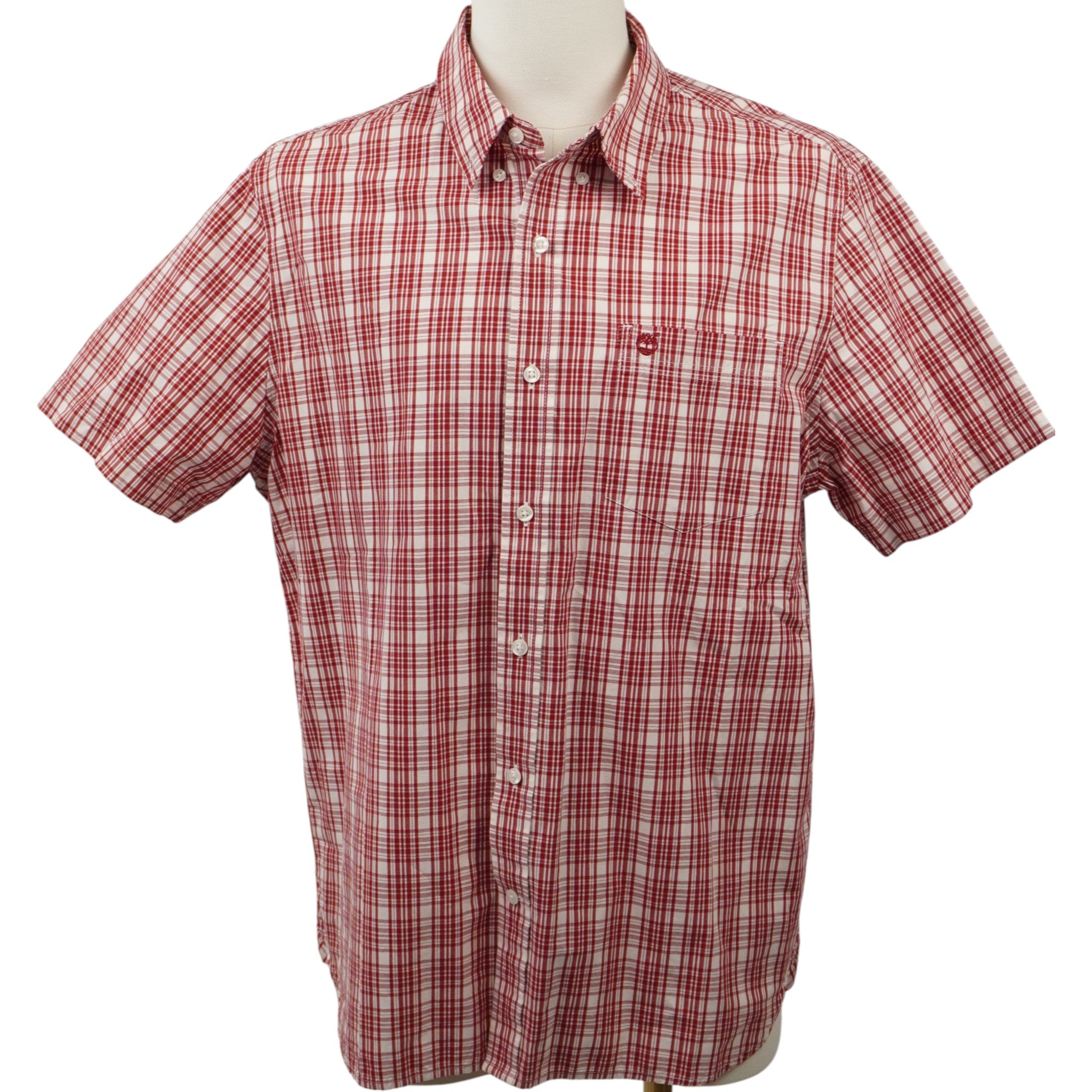 Camicia Timberland a maniche corte da uomo a quadri rossi e bianchi, vista frontale su manichino con colletto button-down.