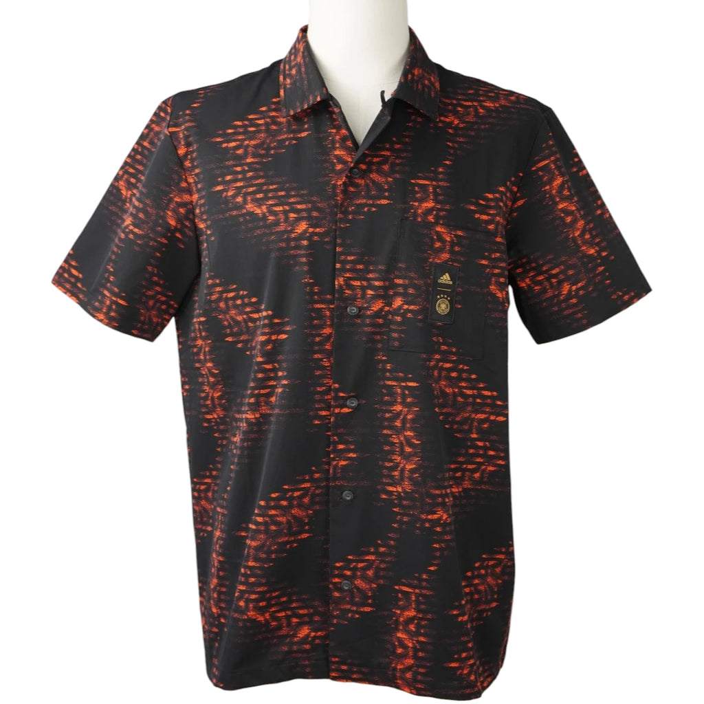 Vista frontale completa di una camicia Adidas a maniche corte della Germania nera e arancione indossata su un manichino.