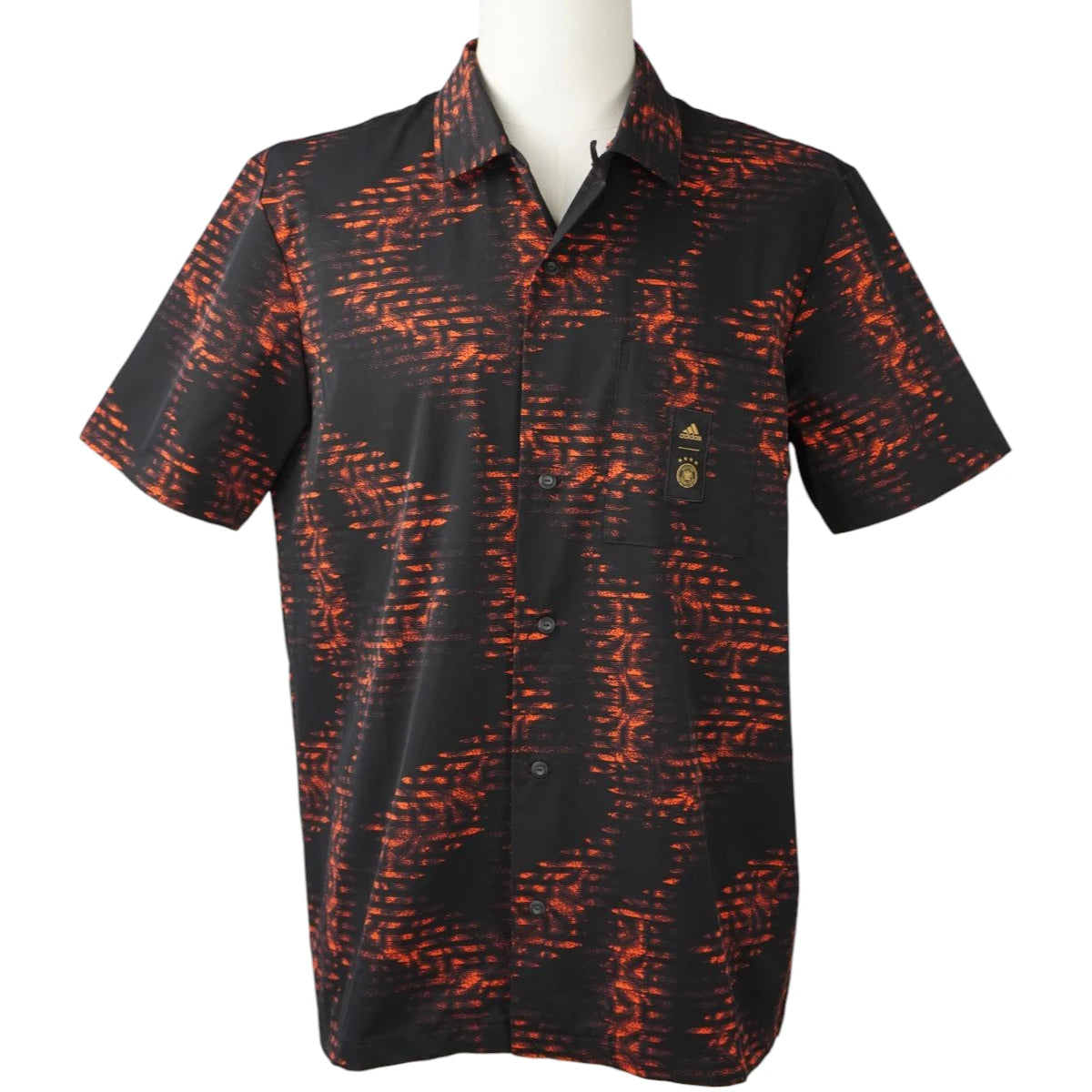 Vista frontale completa di una camicia Adidas a maniche corte della Germania nera e arancione indossata su un manichino.