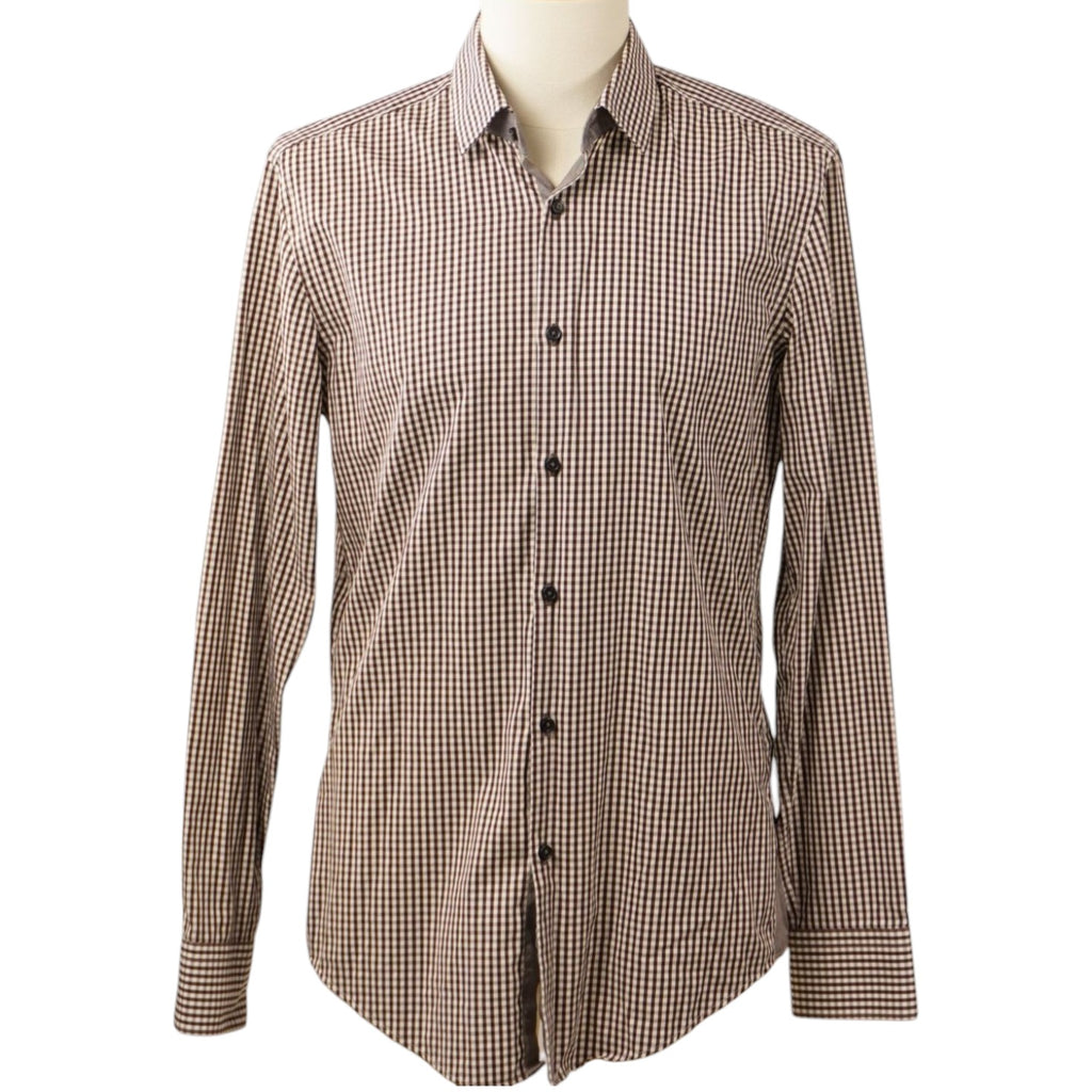 Vista frontale della camicia da uomo BOSS Hugo Boss a maniche lunghe con micro quadretti marroni e bianchi su manichino.