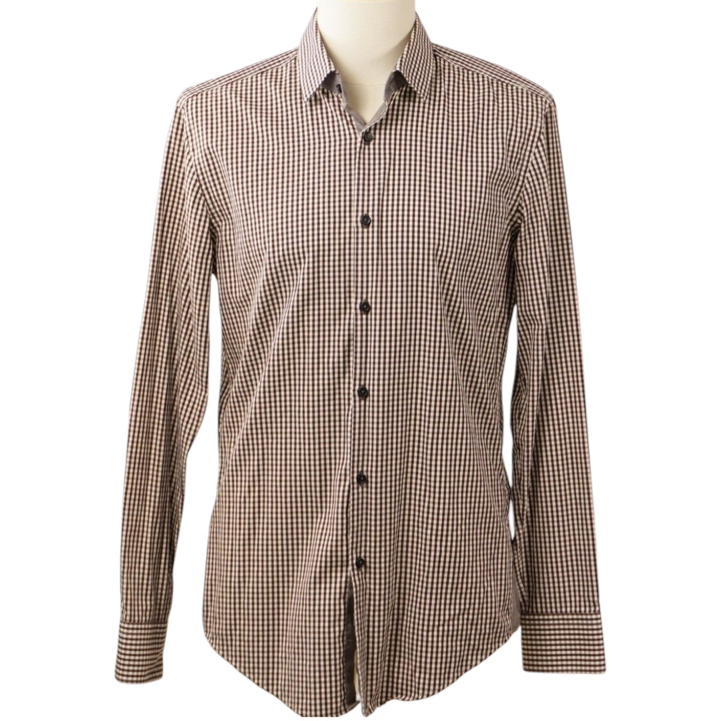 Vista frontale della camicia da uomo BOSS Hugo Boss a maniche lunghe con micro quadretti marroni e bianchi su manichino.