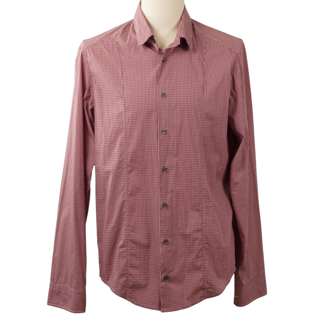 Vista frontale della camicia da uomo BOSS Orange a maniche lunghe con micro quadretti bordeaux su manichino.