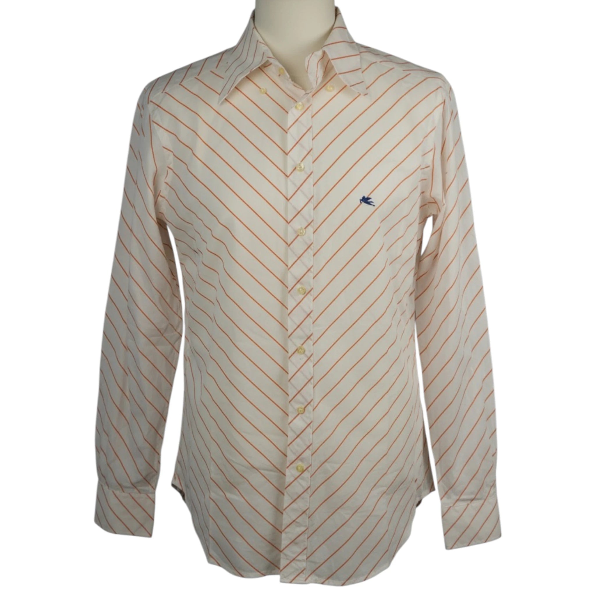Vista frontale della camicia da uomo Etro Milano a maniche lunghe con motivo a righe diagonali arancioni e logo Pegaso blu ricamato sul petto.