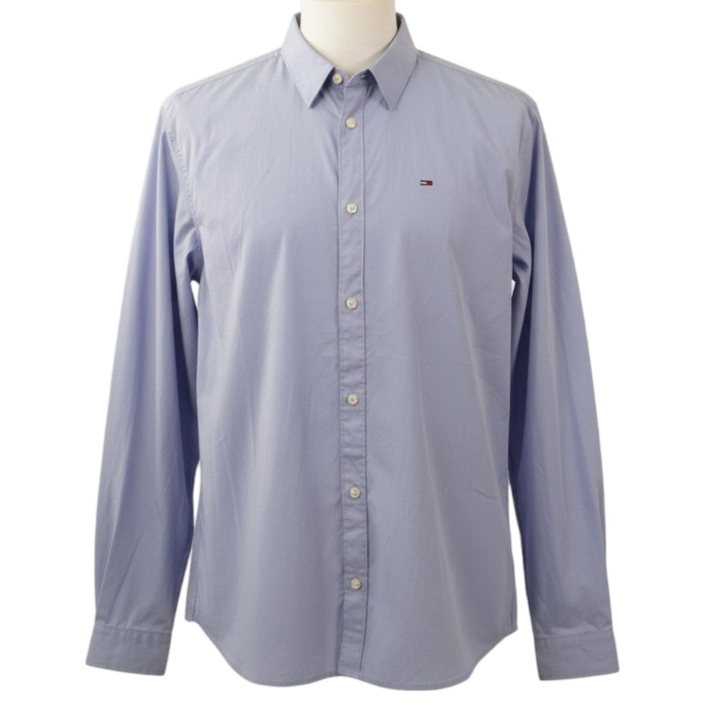 Vista frontale della camicia da uomo Tommy Jeans a maniche lunghe celeste in cotone stretch su manichino.