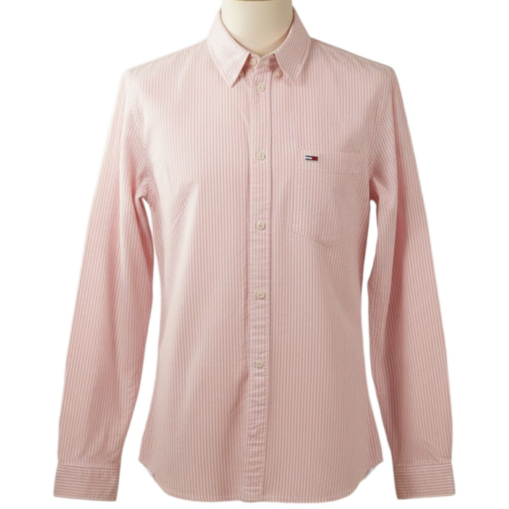 Vista frontale della camicia da uomo Tommy Jeans a maniche lunghe rosa chiaro a righe su manichino.