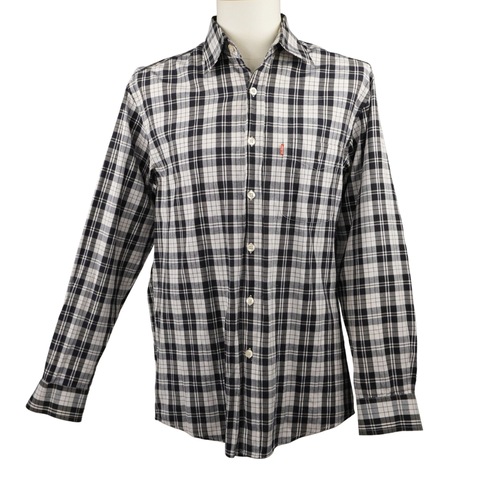 Camicia vintage Levi's Orange Tab a quadri bianco e nero da uomo, vista frontale su manichino, maniche lunghe in cotone anni 90.