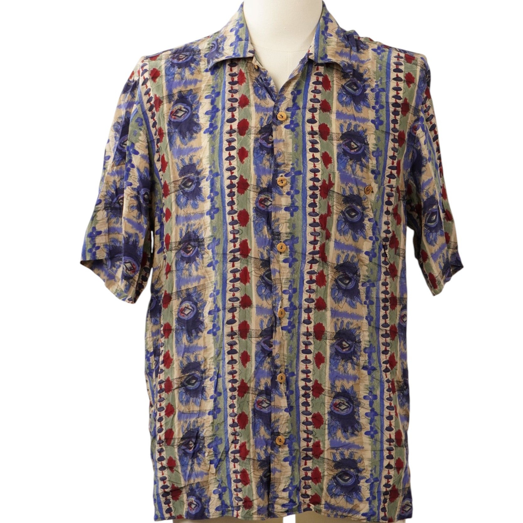  Vista frontale della camicia uomo vintage Peter Brown a maniche corte con stampa etnica e geometrica su manichino.