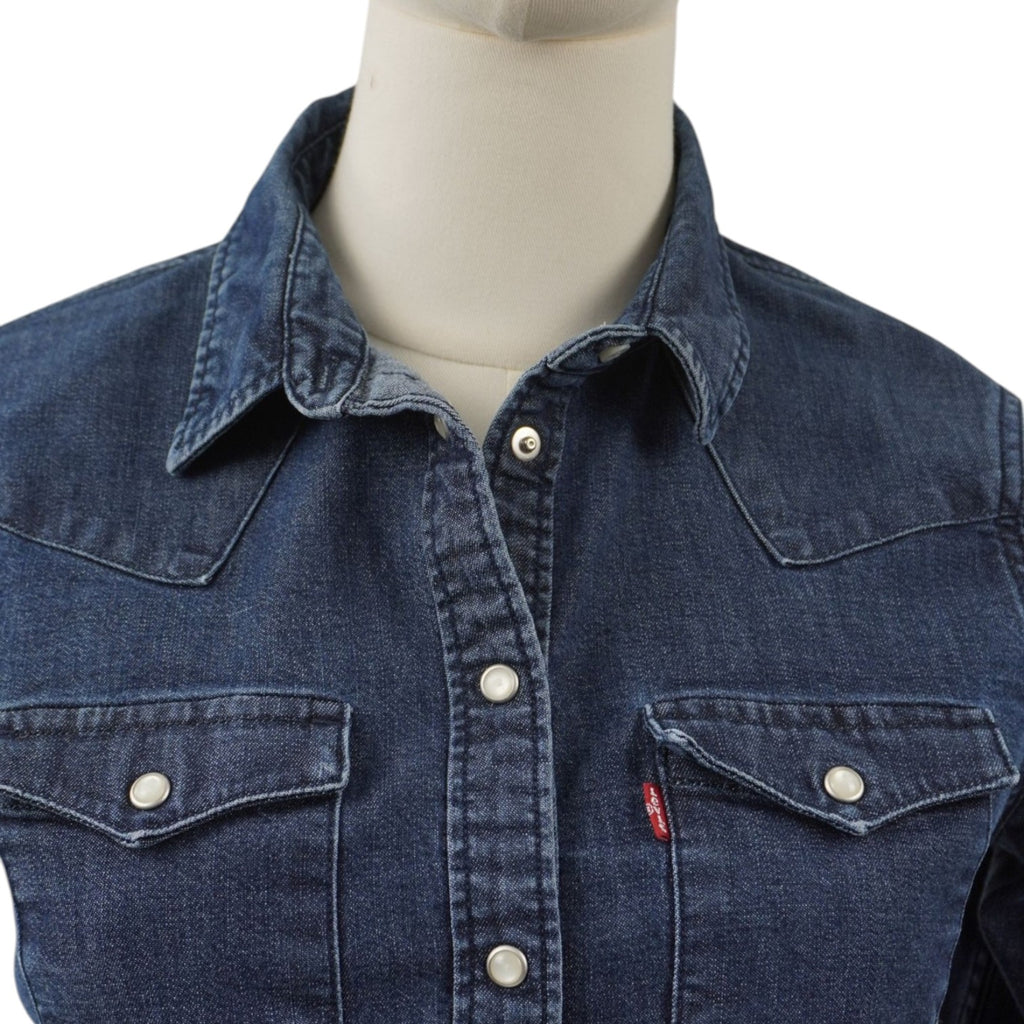 Inquadratura ravvicinata del colletto a punta e della parte superiore della camicia in denim scuro Levi's.