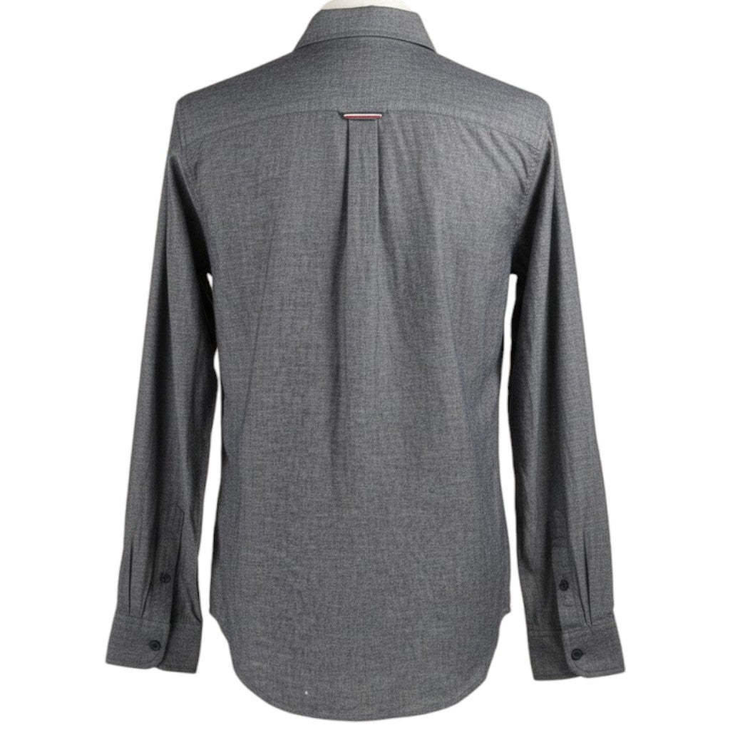 Vista posteriore della camicia grigia Hilfiger Denim, taglio slim/regular fit con fondo arrotondato, tessuto traspirante.