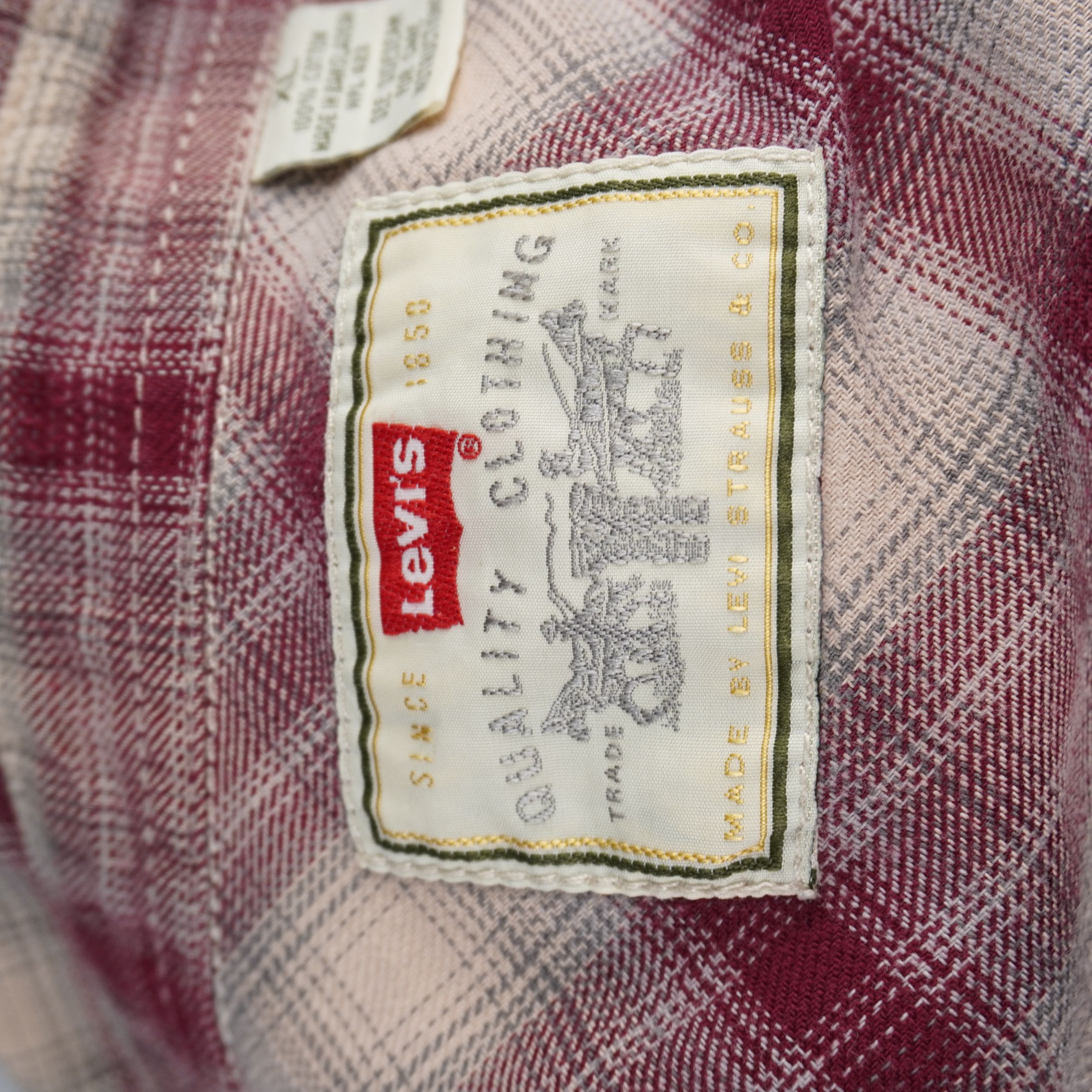 Etichetta interna con istruzioni di lavaggio e materiale 100% puro cotone, dettaglio di autenticità della camicia Levi's.