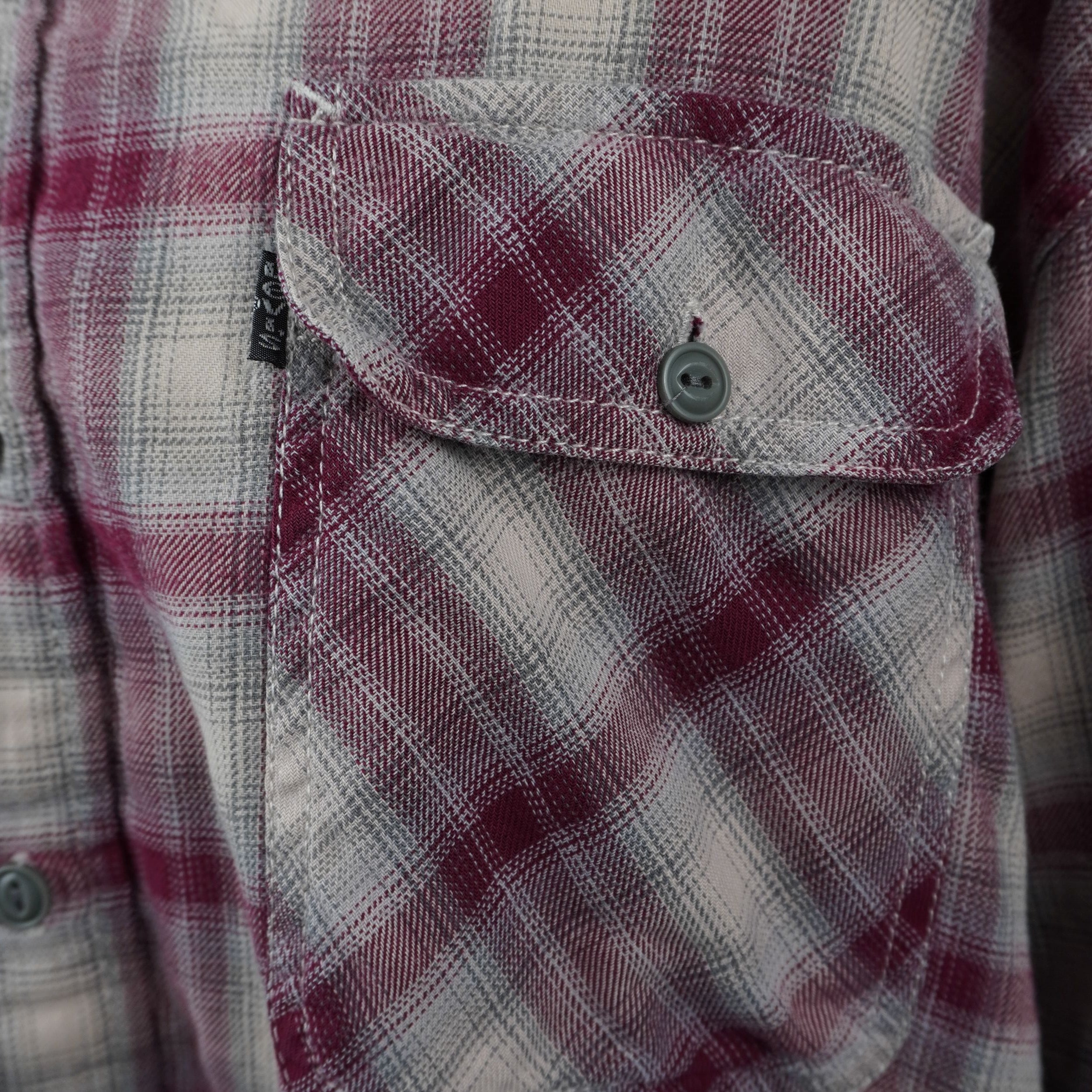 Primo piano del taschino frontale con la classica etichetta laterale Levi's, dettaglio del tessuto in cotone spazzolato a quadri.