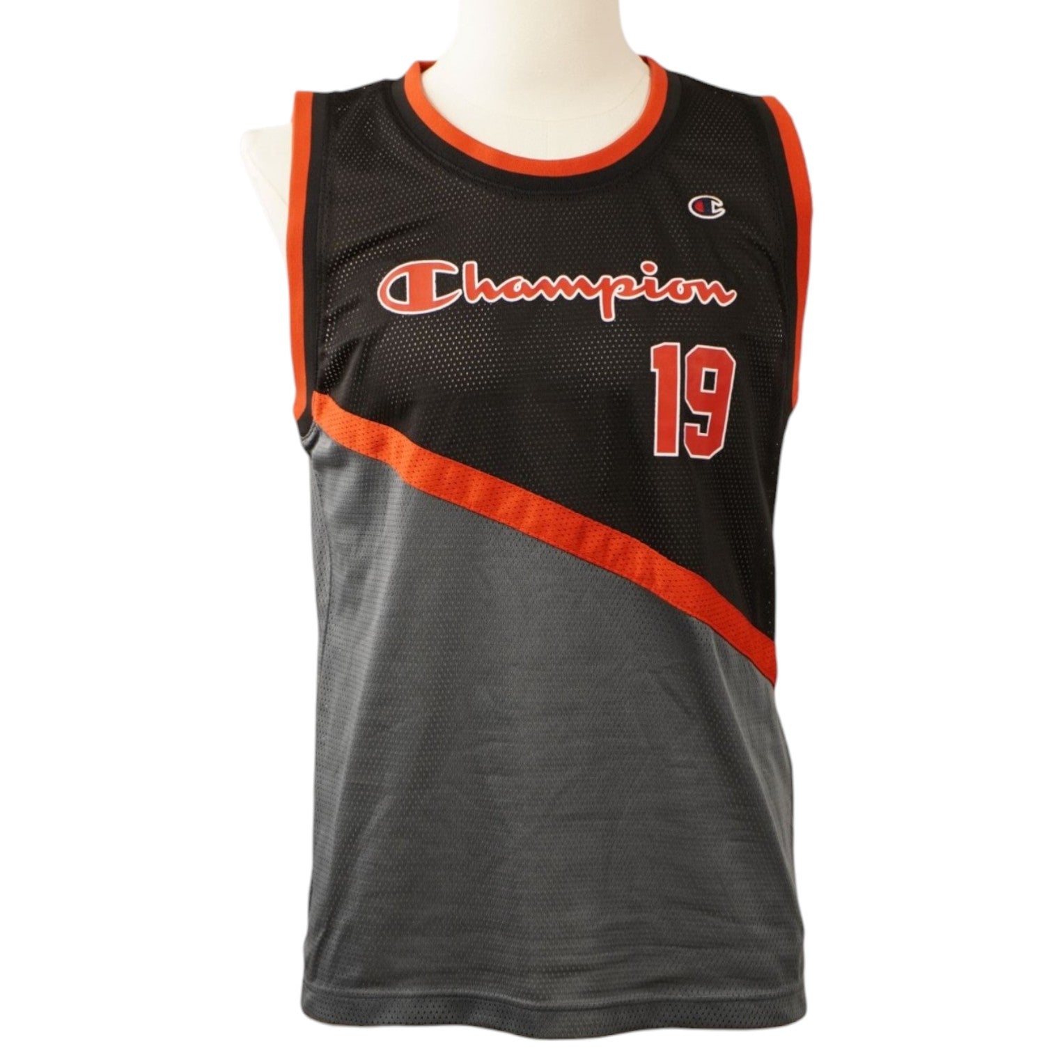 Vista frontale della canotta da basket Champion Heritage bicolore nera e grigia con dettagli arancioni su manichino.