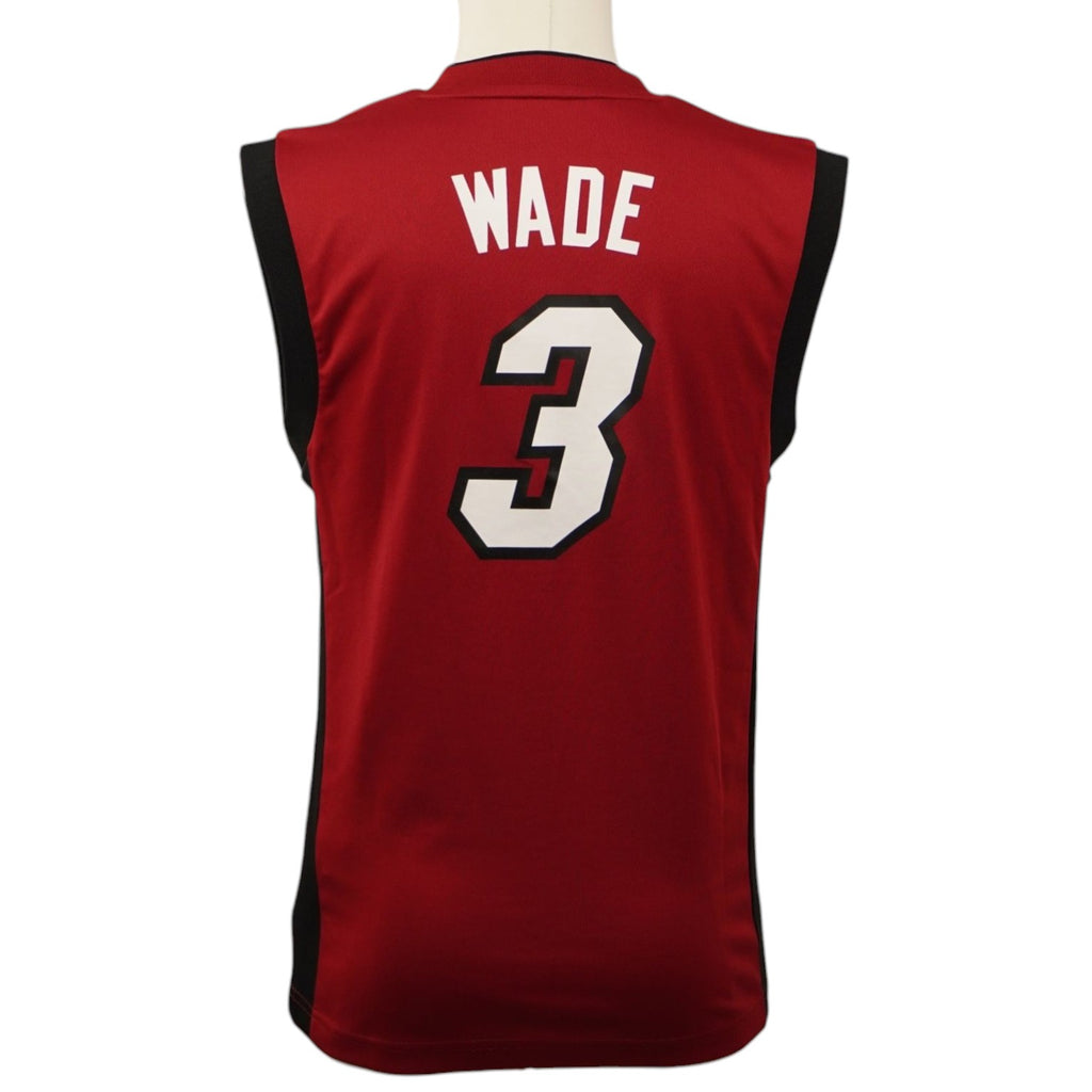 Vista posteriore della maglia rossa dei Miami Heat sul manichino, che mostra il nome Wade e il numero 3 in bianco e nero applicati sulla schiena.
