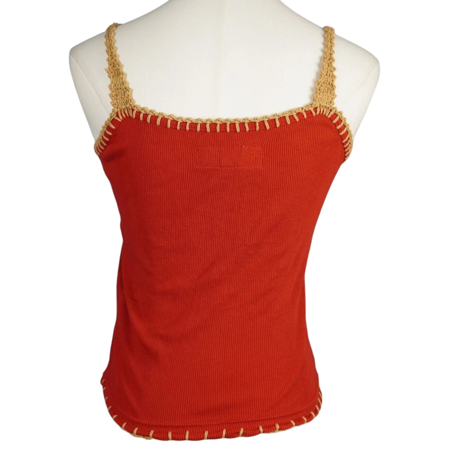 Retro di una canotta rossa a coste da donna con spalline sottili e profili rifiniti all'uncinetto color corda su manichino.