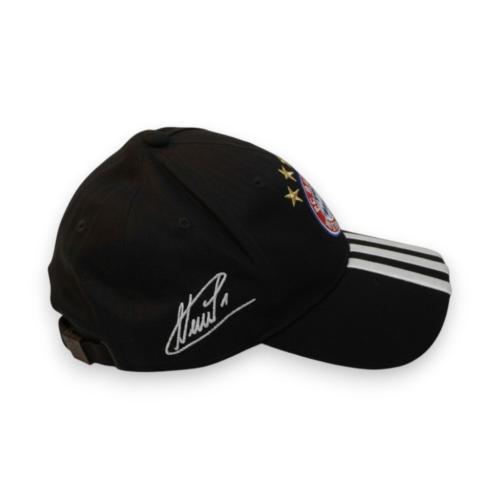 Vista laterale destra del cappellino nero Adidas del Bayern Monaco che mostra il dettaglio della firma autografa ricamata in bianco.