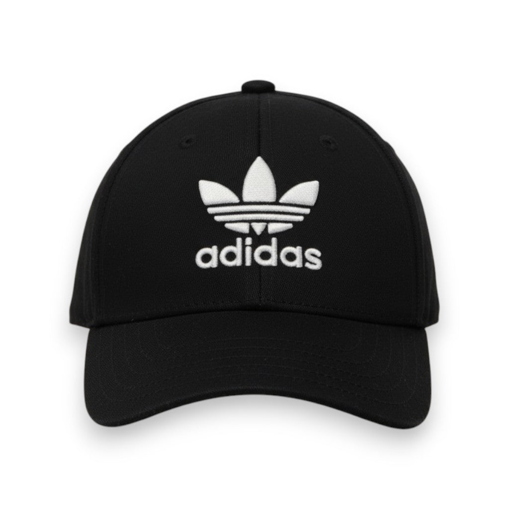 Vista frontale del cappellino nero Adidas Originals classico con logo del trifoglio Trefoil ricamato in bianco al centro.