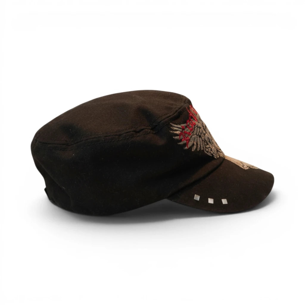 Profilo laterale del cappellino piatto cadet nero Hard Rock Cafe con tre borchie quadrate sulla visiera