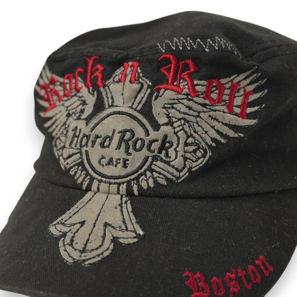 Vista dall alto e di tre quarti del cappellino cadet Hard Rock Cafe Boston con ricami vintage gotici