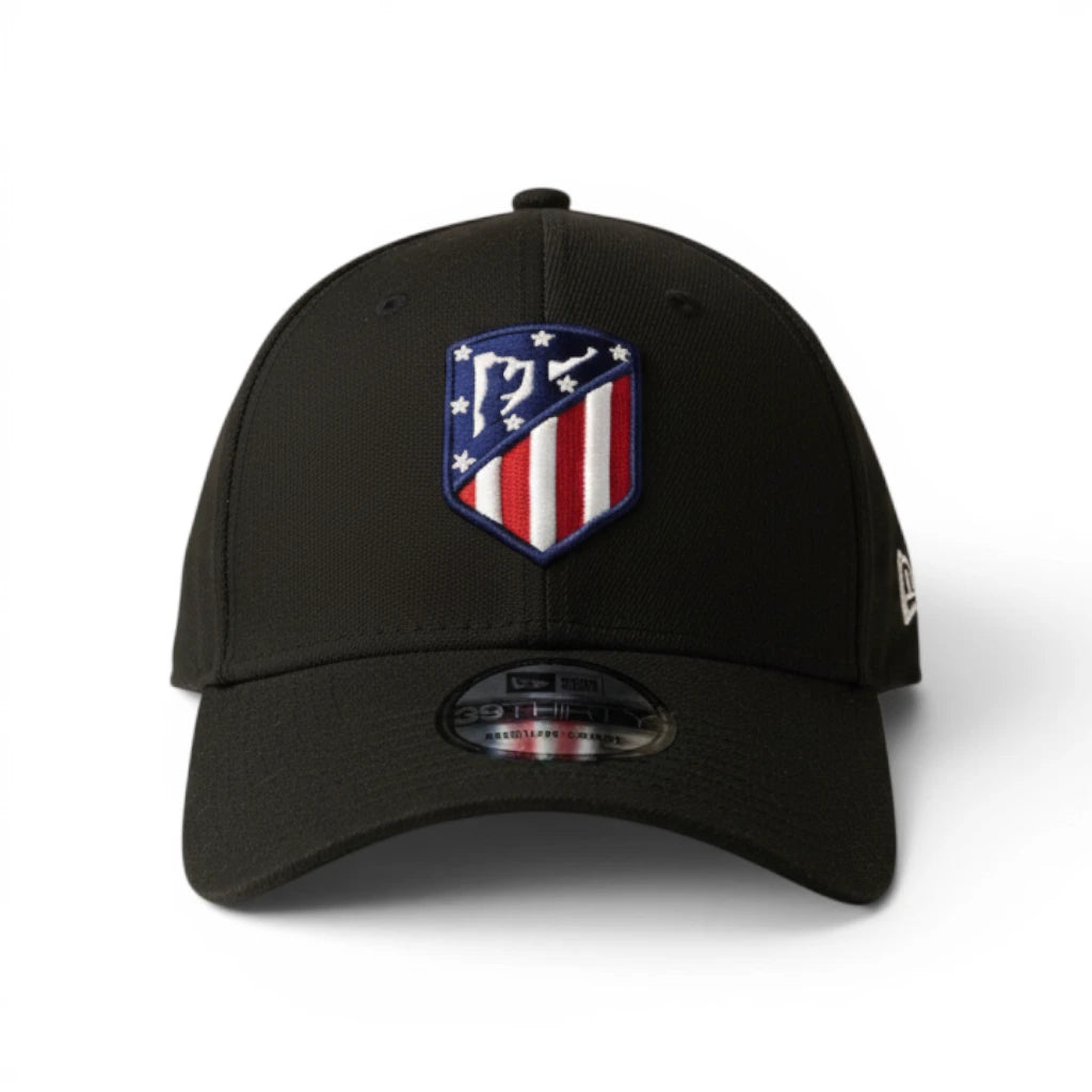 Cappellino nero da baseball New Era modello 39THIRTY dell'Atlético Madrid con stemma del club ricamato sul fronte, vista frontale.