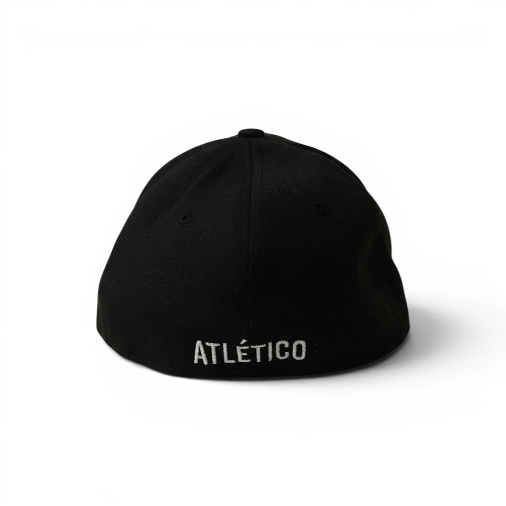 Vista posteriore del cappellino New Era Atlético Madrid a calotta chiusa con la scritta ufficiale Atletico ricamata in filo bianco.