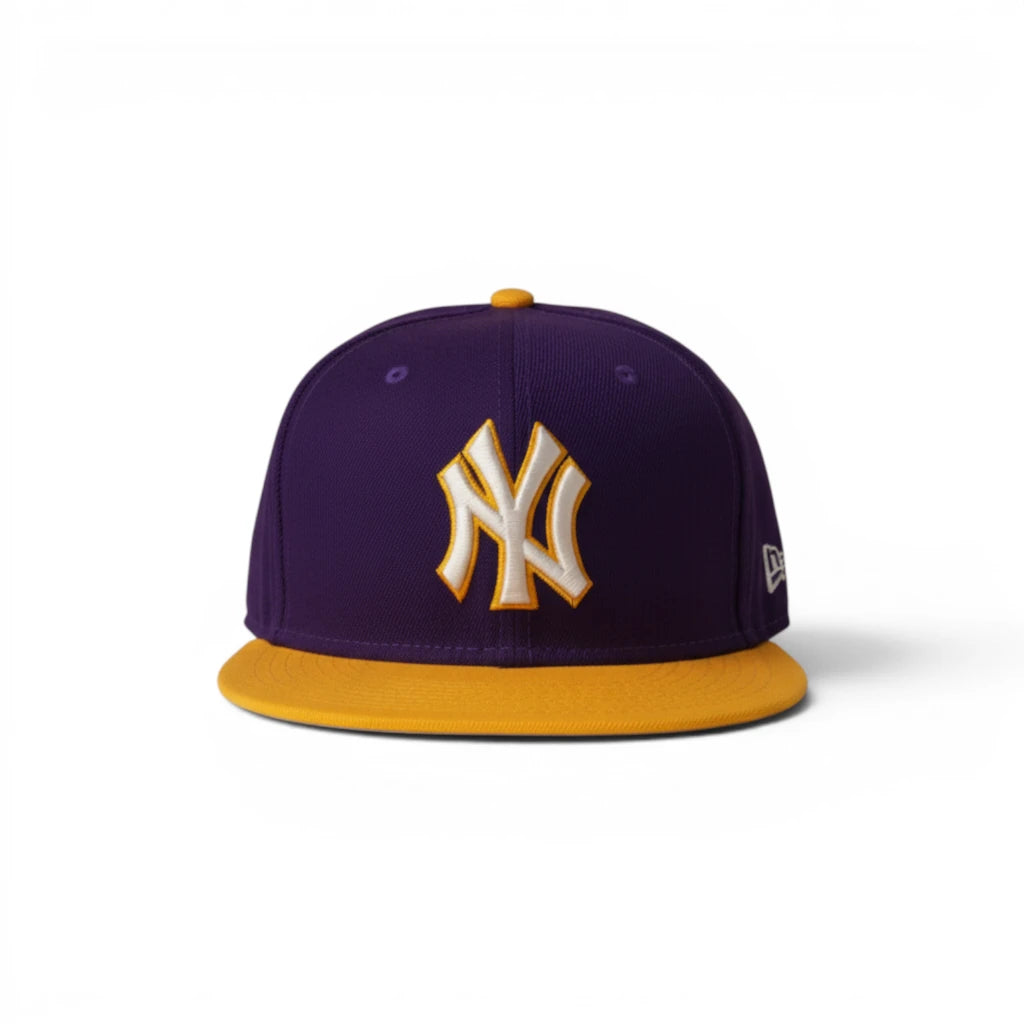 Cappellino unisex New Era 59FIFTY dei New York Yankees con corona viola, visiera piatta giallo oro e logo NY ricamato in 3D.