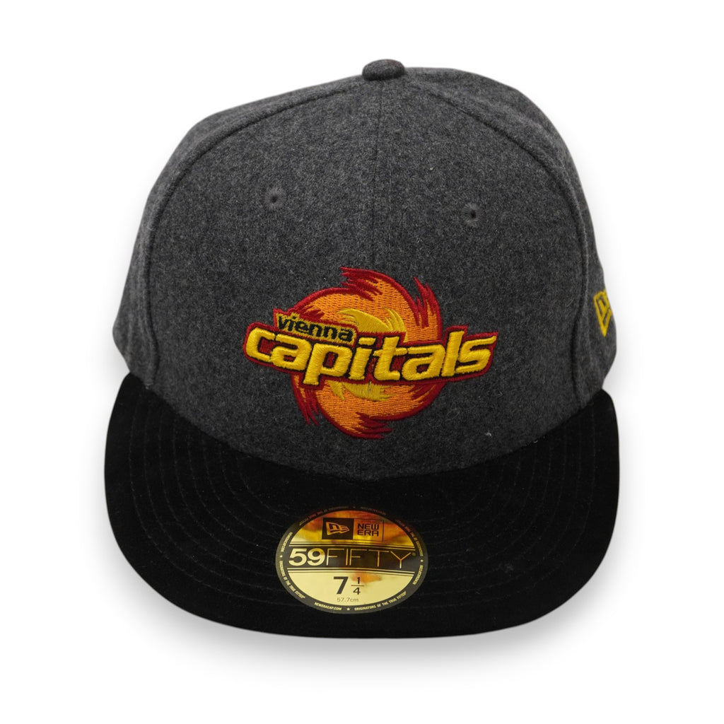 Cappellino fitted New Era 59FIFTY dei Vienna Capitals, corona grigia mélange e visiera nera con logo ricamato, vista frontale.