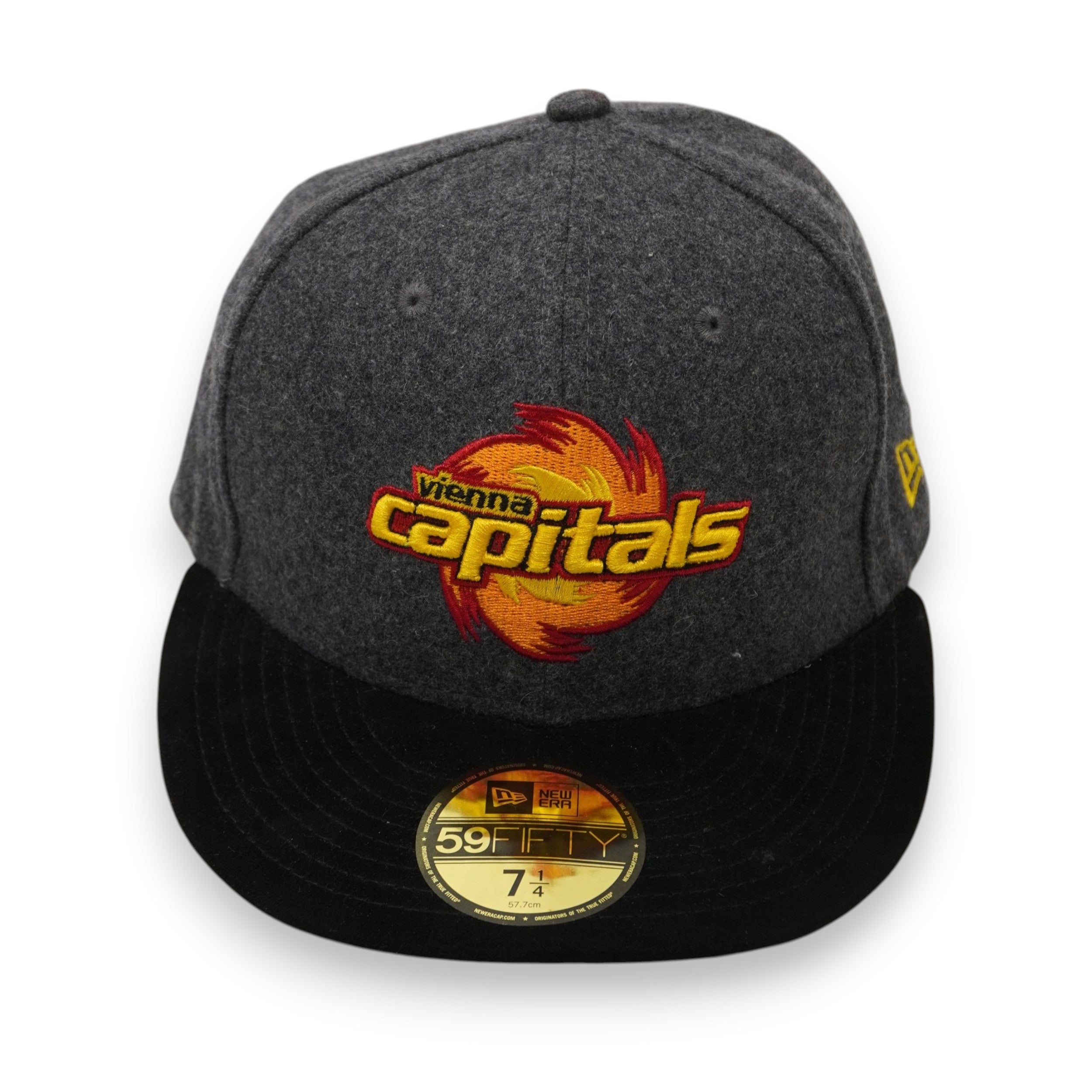 Cappellino fitted New Era 59FIFTY dei Vienna Capitals, corona grigia mélange e visiera nera con logo ricamato, vista frontale.
