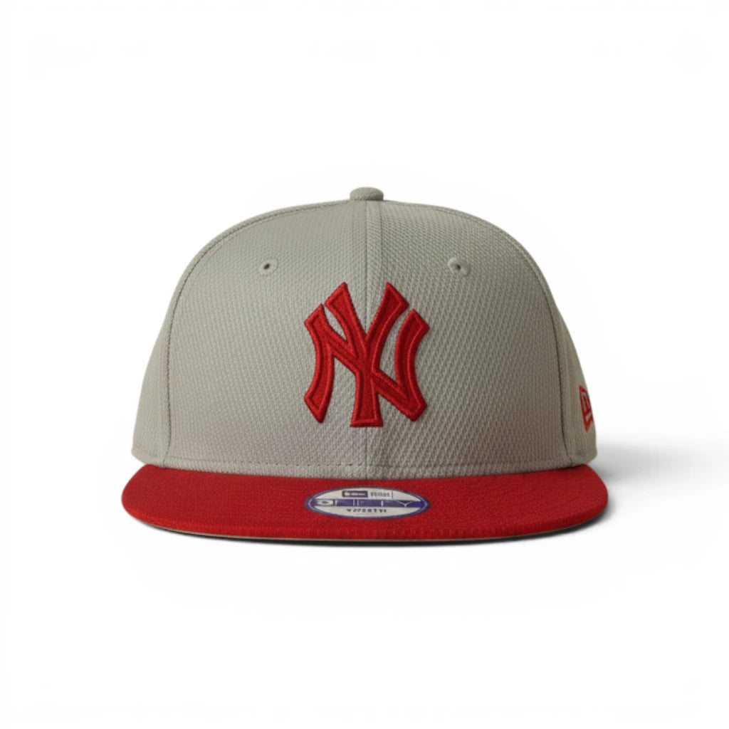 Cappellino da ragazzo New Era 9FIFTY dei New York Yankees grigio chiaro con visiera piatta rossa e logo NY frontale, vista frontale.