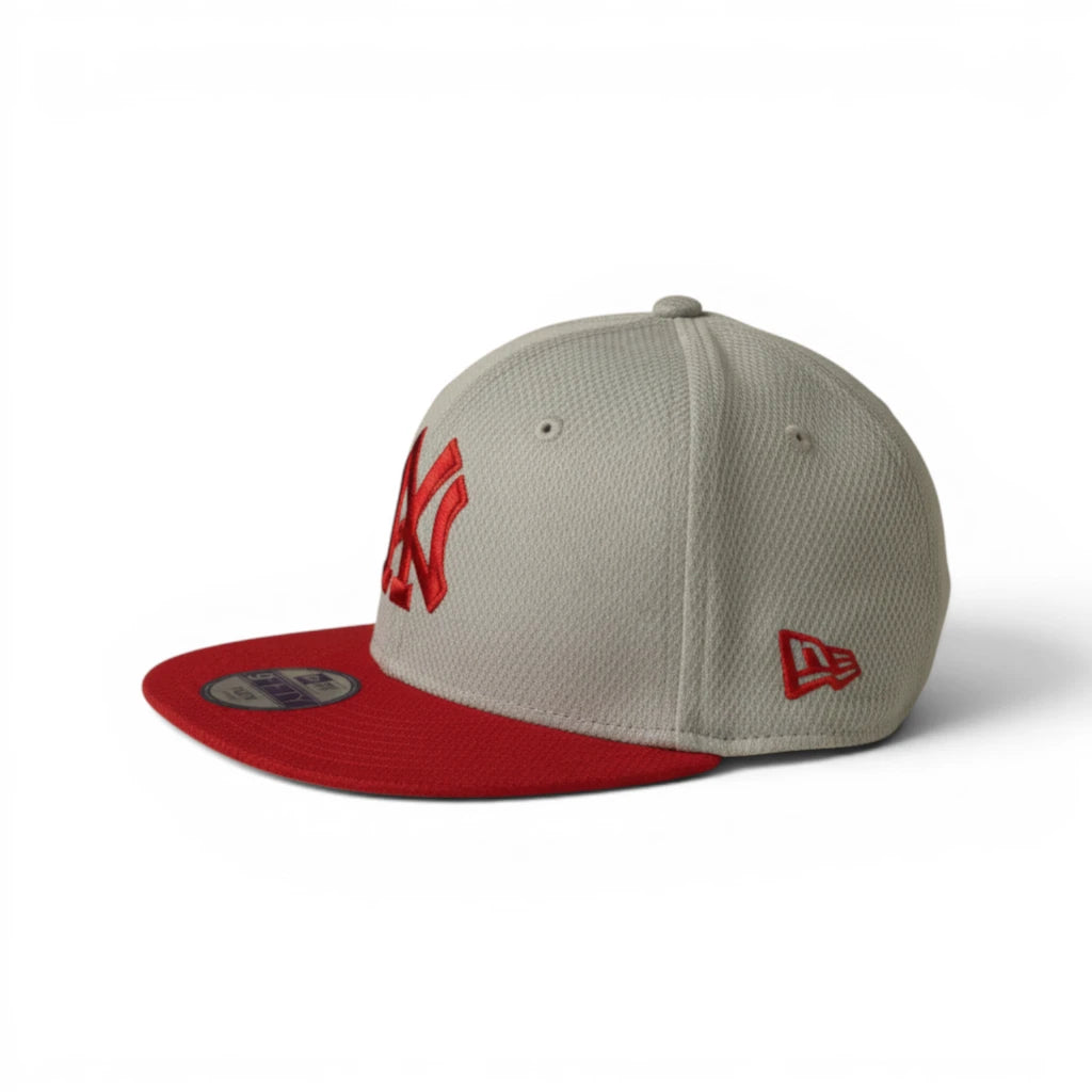 Profilo laterale del cappellino regolabile da ragazzo New Era dei New York Yankees che mostra la corona grigia e la visiera piatta rossa.