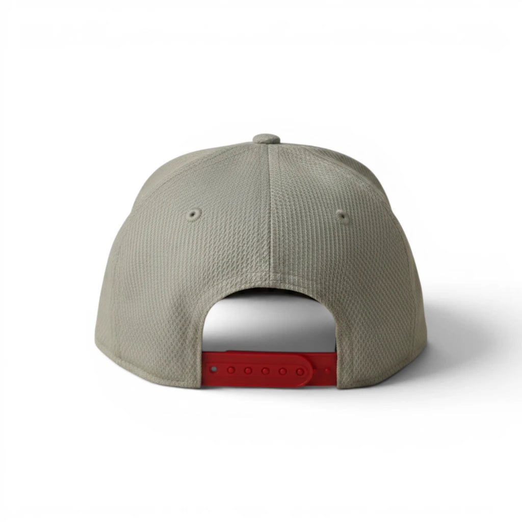Vista posteriore del cappellino snapback da ragazzo New Era New York Yankees con cinturino di regolazione in plastica rossa.