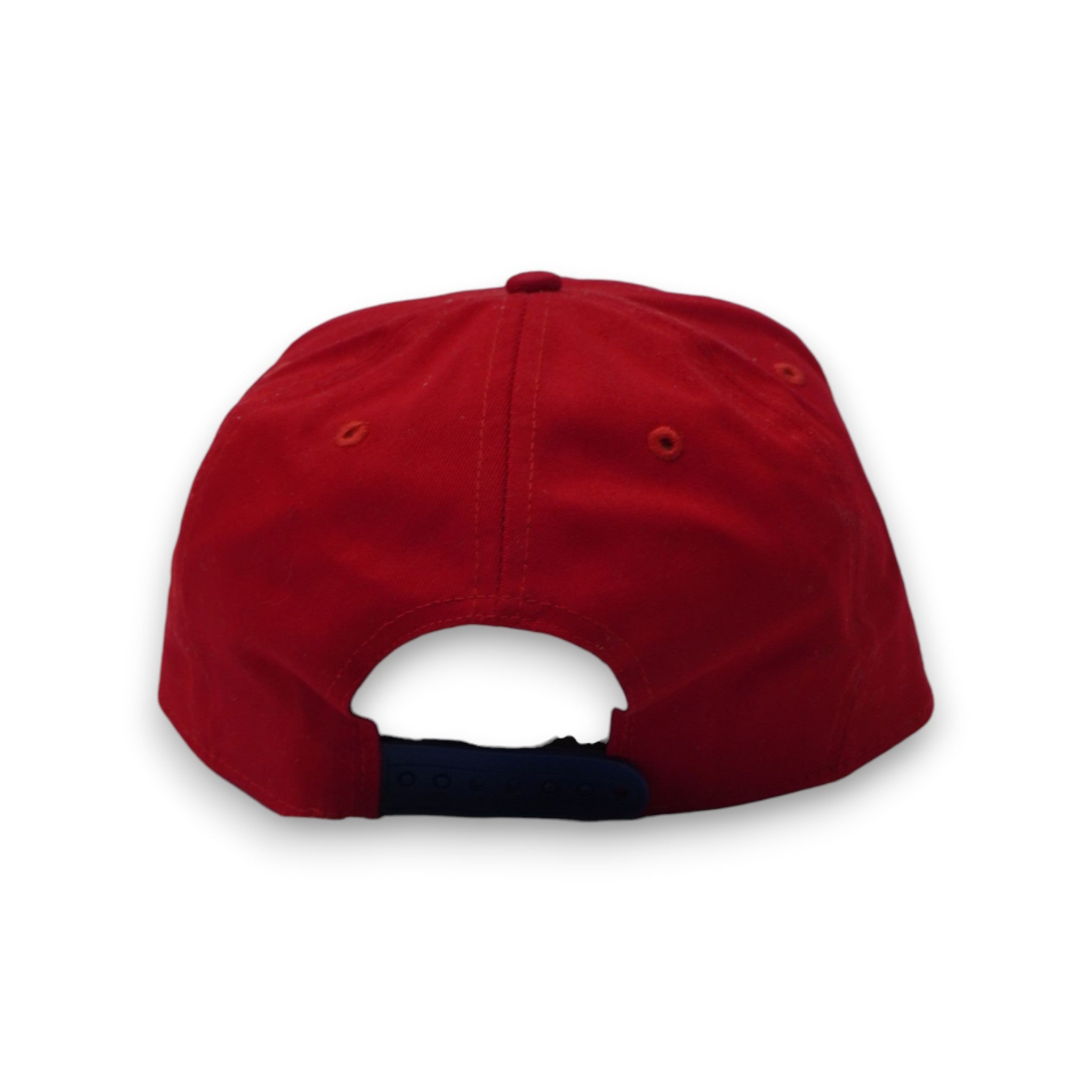 Vista posteriore del cappellino New Era 9FIFTY con chiusura regolabile snapback in plastica blu a contrasto sulla corona rossa.