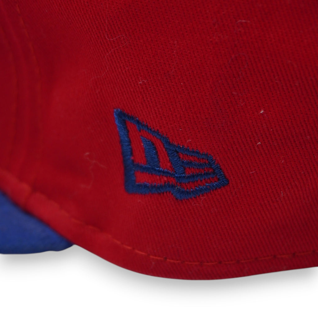 Zoom sul pannello laterale rosso con l'iconica bandiera New Era ricamata in filo blu navy ad alta densità.