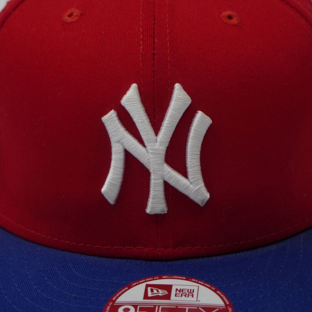 Dettaglio ravvicinato del leggendario logo NY dei New York Yankees ricamato in rilievo 3D con fili bianchi sulla corona rossa.