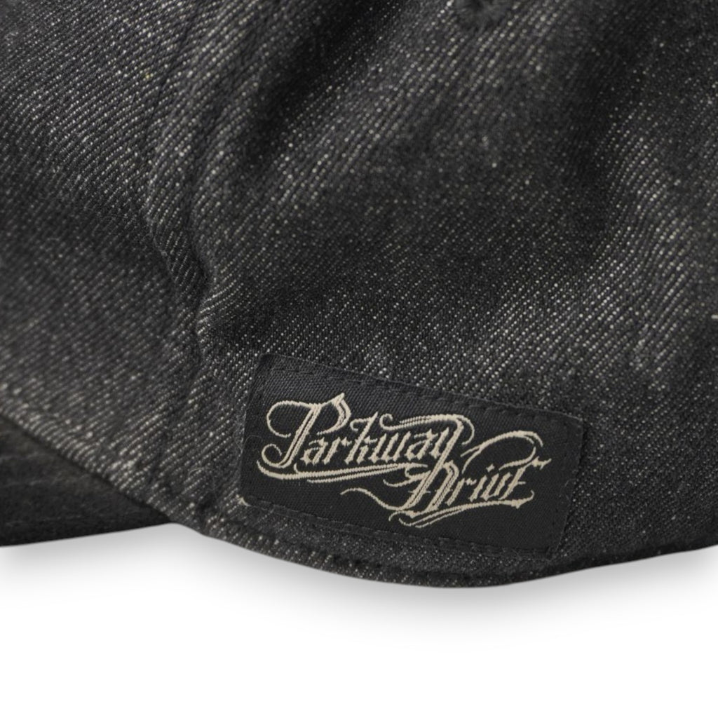 Zoom sul logo esteso Parkway Drive ricamato in corsivo calligrafico grigio chiaro sul pannello laterale sinistro.