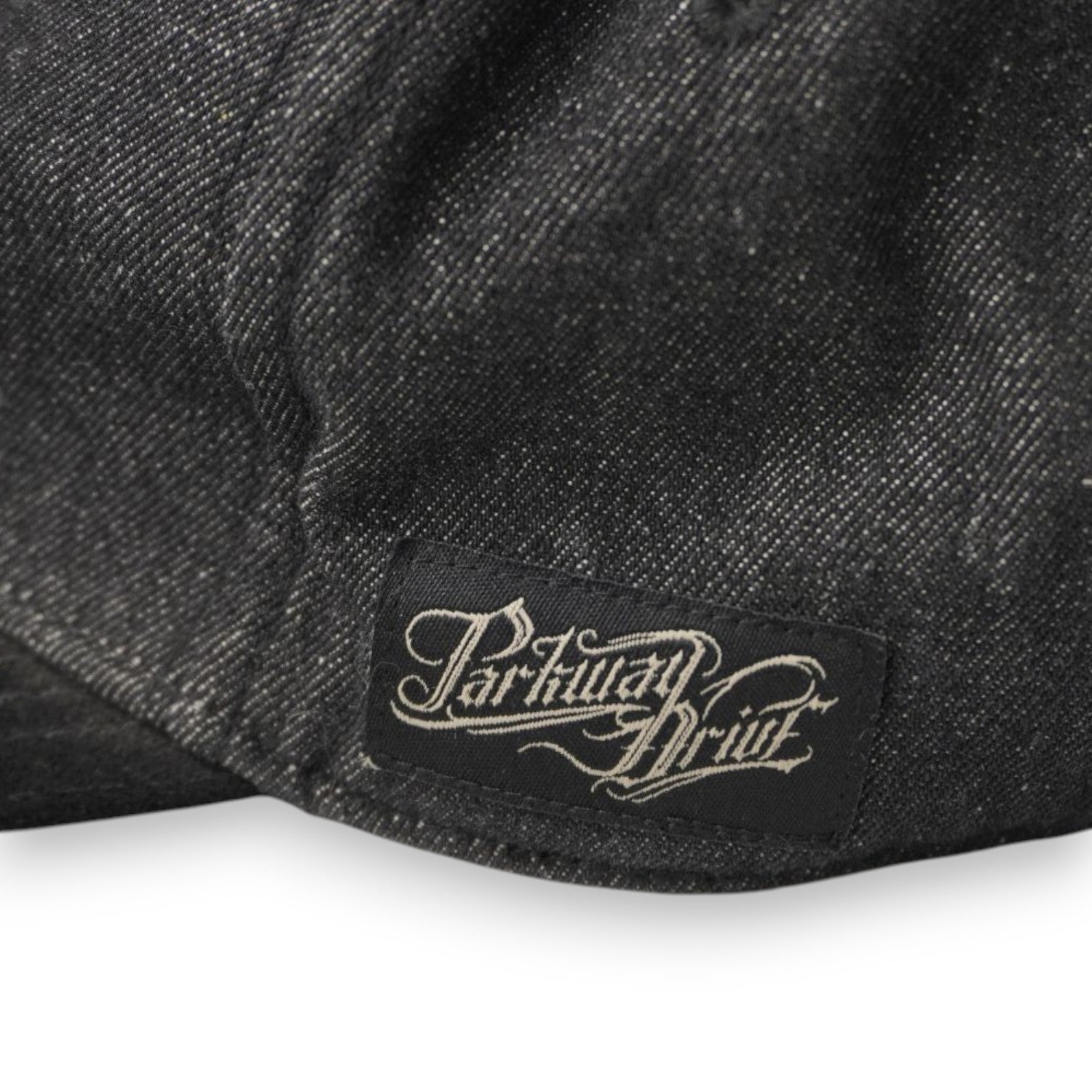 Zoom sul logo esteso Parkway Drive ricamato in corsivo calligrafico grigio chiaro sul pannello laterale sinistro.