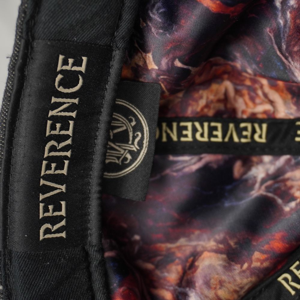 Parte interna del cappellino che mostra l'etichetta ufficiale del brand e il nastro parasudore nero personalizzato.