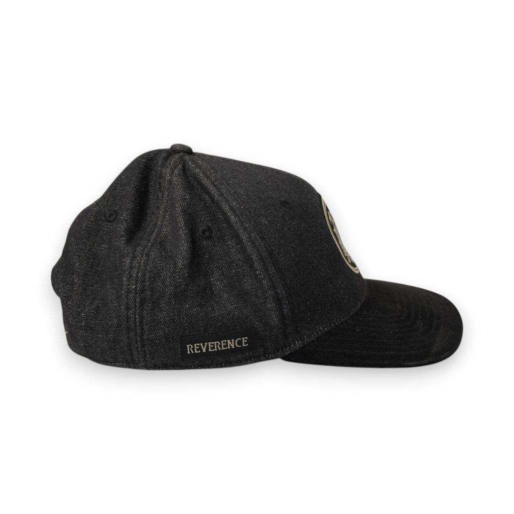 Profilo laterale destro del cappellino nero denim dei Parkway Drive che mostra la linea della visiera piatta scamosciata.