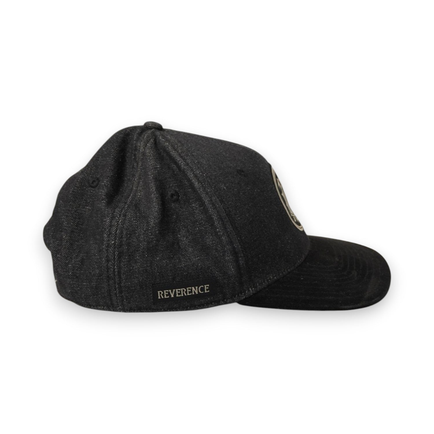 Profilo laterale destro del cappellino nero denim dei Parkway Drive che mostra la linea della visiera piatta scamosciata.