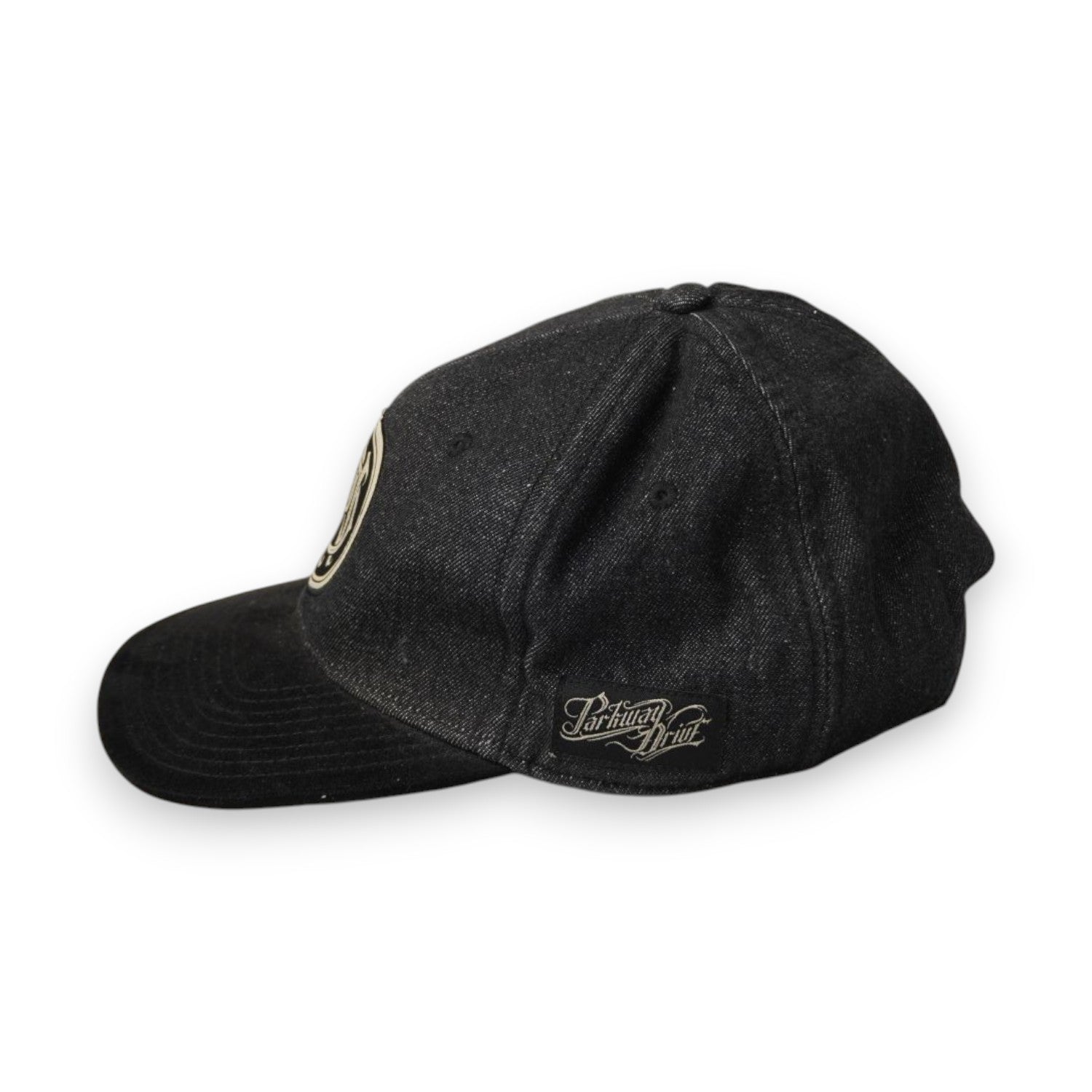 Profilo laterale sinistro del cappellino strutturato a 6 pannelli in cotone denim grigio antracite scuro.