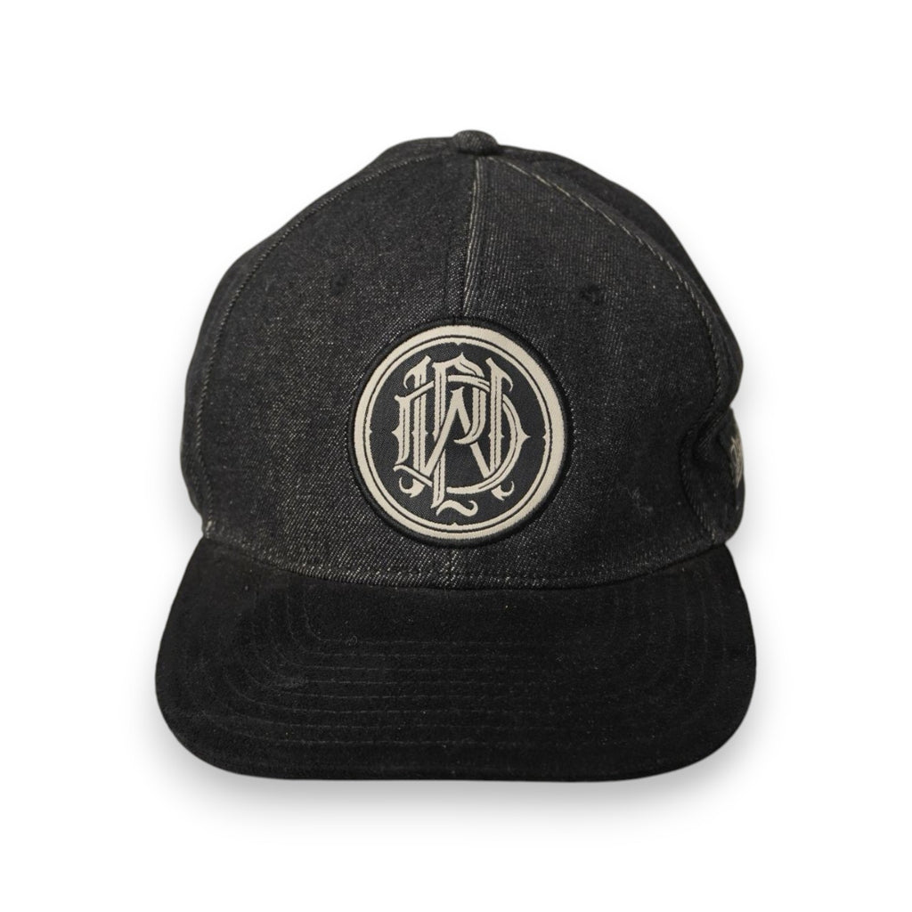 Cappellino ufficiale dei Parkway Drive modello Reverence Monogram Snapback unisex in tessuto denim nero con visiera scamosciata.