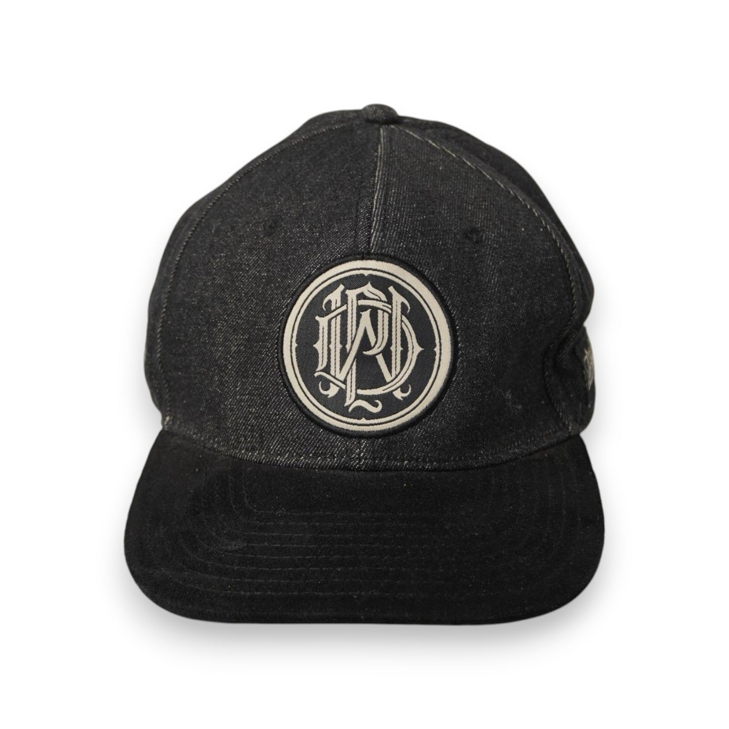 Cappellino ufficiale dei Parkway Drive modello Reverence Monogram Snapback unisex in tessuto denim nero con visiera scamosciata.