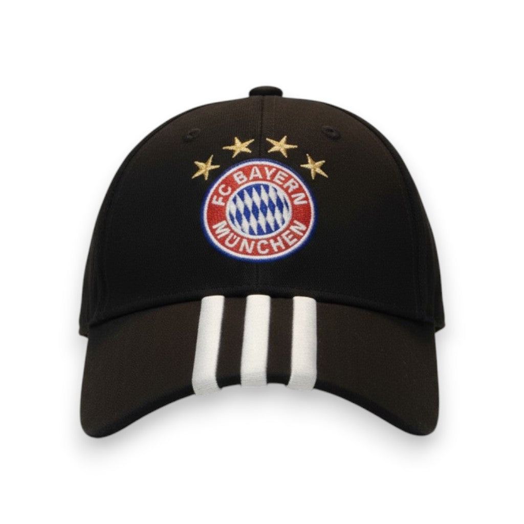 Vista frontale del cappellino vintage Adidas nero del FC Bayern München con le tre strisce bianche sulla visiera e lo stemma del club ricamato.