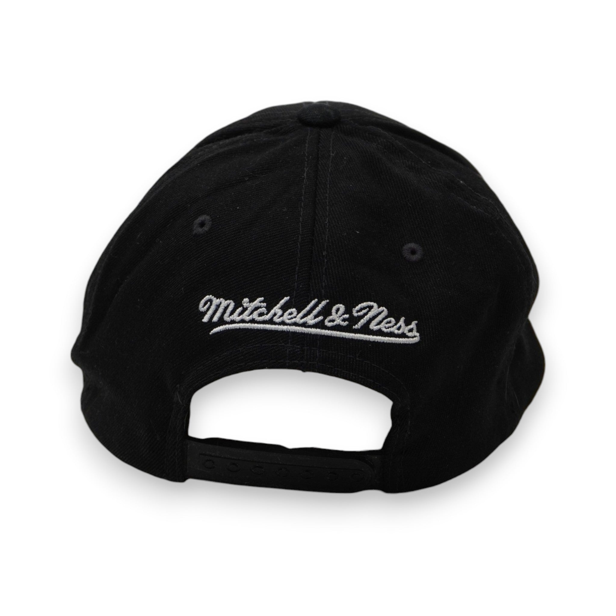 Vista posteriore del cappello con chiusura snapback regolabile e firma Mitchell & Ness ricamata in corsivo bianco.