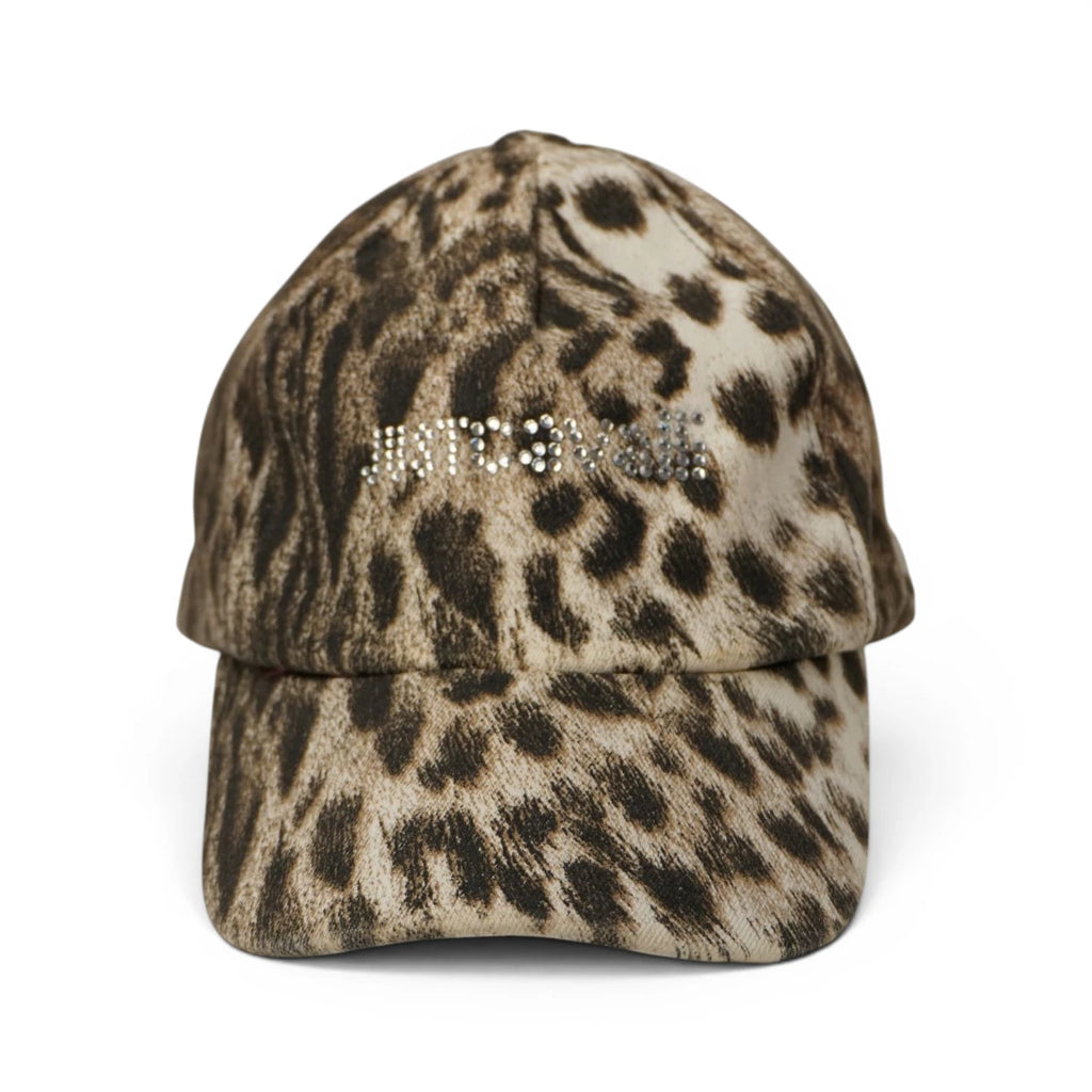 Cappellino da baseball Just Cavalli vintage con stampa leopardata animalier e logo frontale in strass lucenti su sfondo bianco.