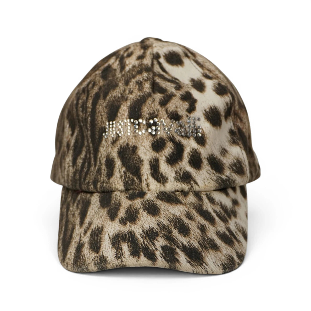 Cappellino da baseball Just Cavalli vintage con stampa leopardata animalier e logo frontale in strass lucenti su sfondo bianco.
