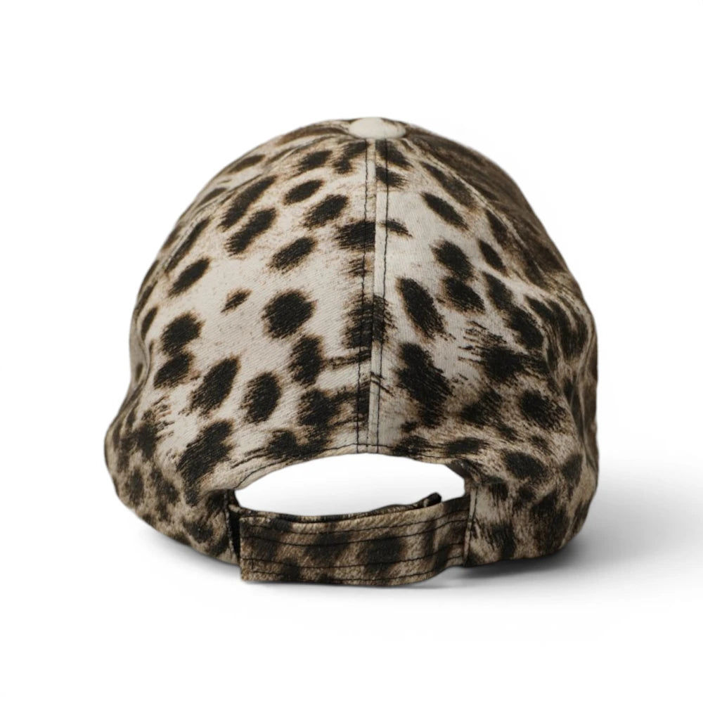Inquadratura di profilo del cappellino da baseball maculato Just Cavalli, con focus sulla curvatura della visiera rigida e sulla forma della corona.