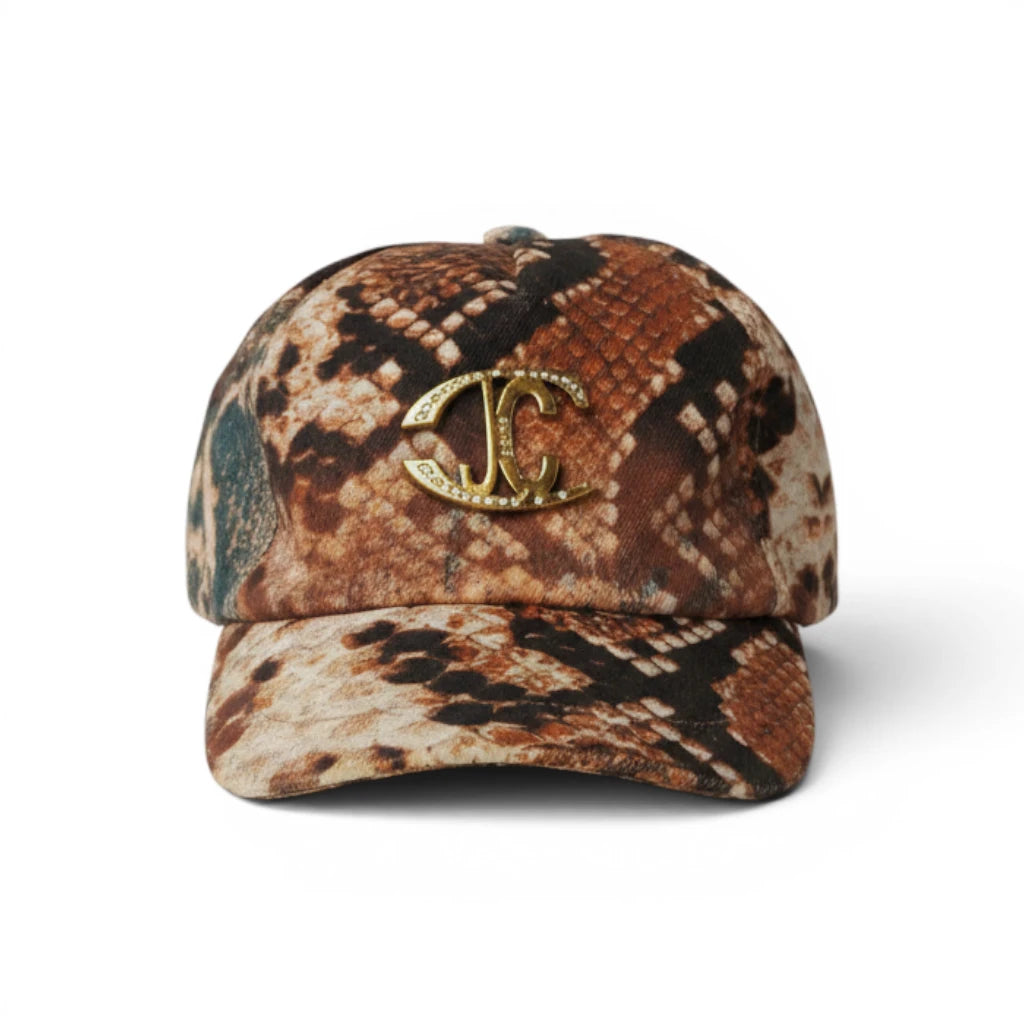 Vista frontale completa di un cappellino da baseball Just Cavalli con stampa pitonata e maxi logo dorato JC con strass.