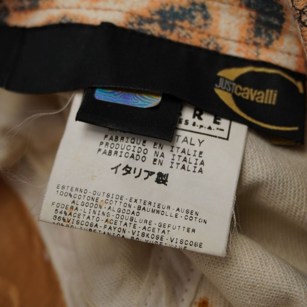 Dettaglio delle etichette interne in tessuto che attestano il Made in Italy e la composizione in 100% cotone.
