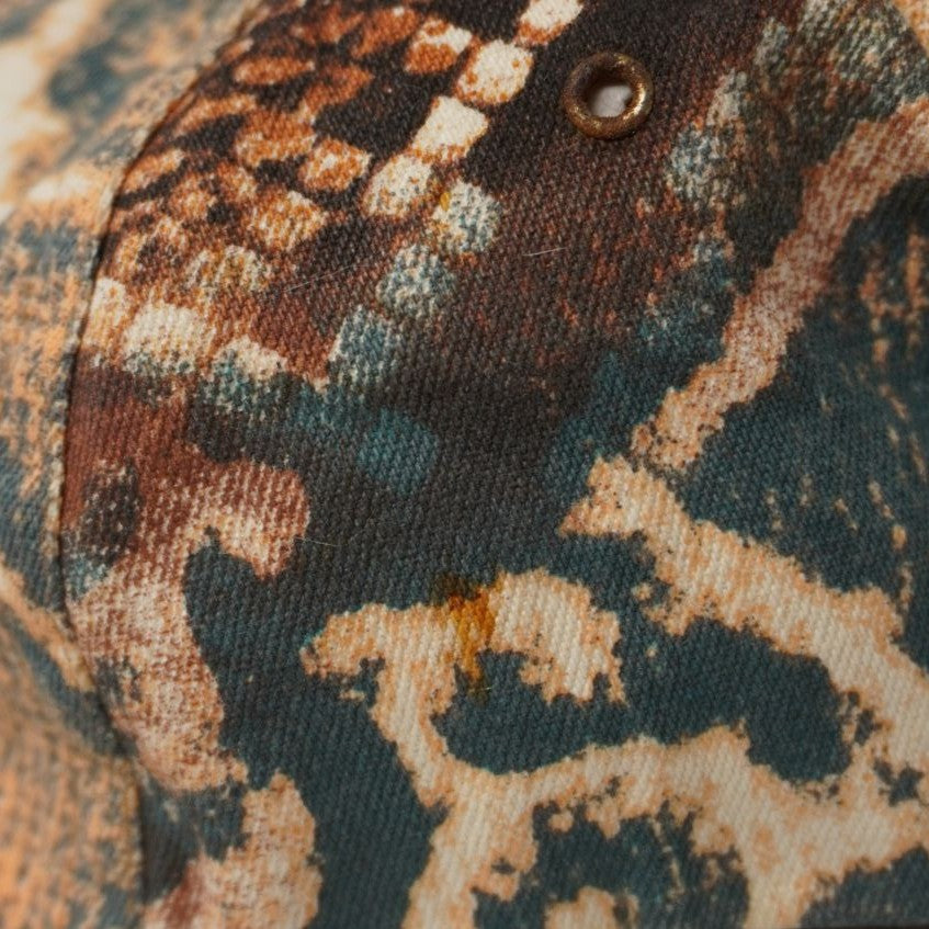  Dettaglio ravvicinato del tessuto stampato animalier con evidenza di una micro macchia vicino alla cucitura.