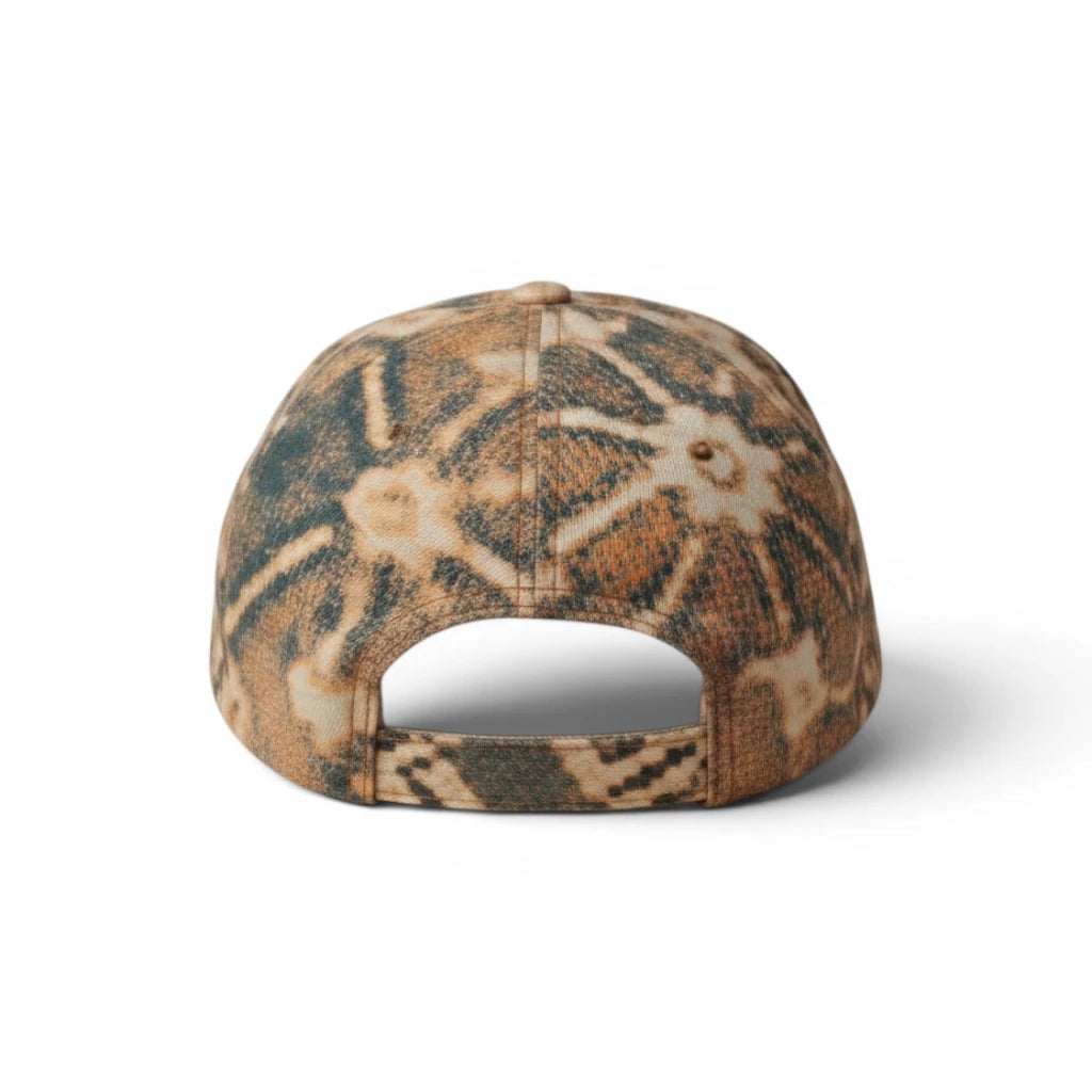 Vista posteriore del cappello Just Cavalli che mostra la chiusura regolabile in velcro e la stampa grafica a contrasto.